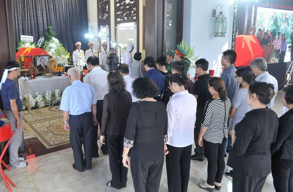 古芝縣民眾弔唁原政府總理潘文凱。（圖源：高昇）