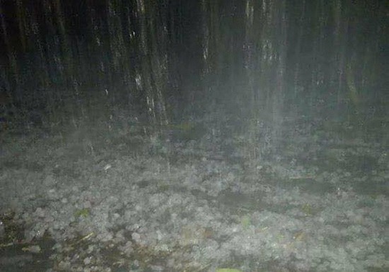 北件街道突然降暴雨夾帶豆大的冰雹，暴雨冰雹持續了半小時。（圖源：丁柳）