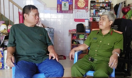 潘清勇中校探訪居民。