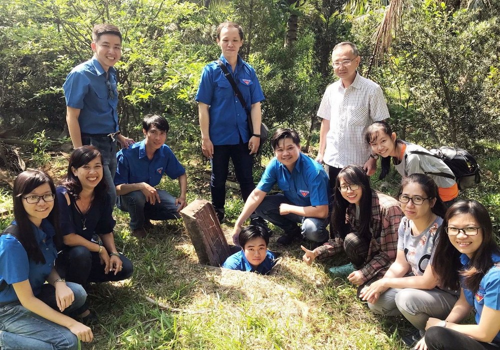 代表團在地下室前留影。