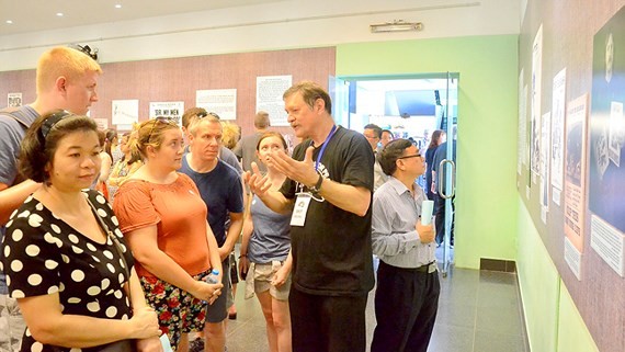 眾多外籍遊客前來參觀本次圖片展。