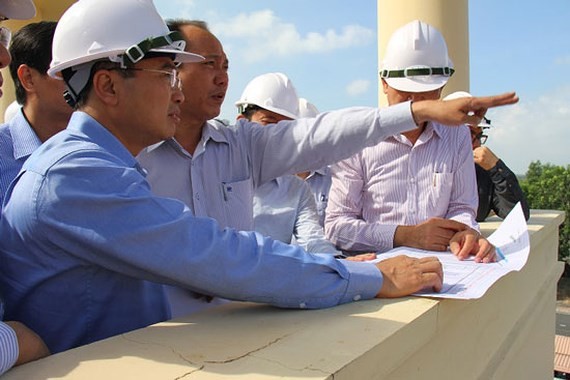 考察團就仁澤3和仁澤4兩個熱電項目進行實地考察擬建地點。