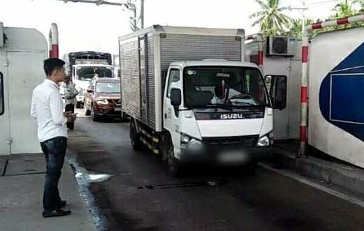 司機在芹苴-鳳協BOT收費站前停車抗議。（圖源：歌靈）