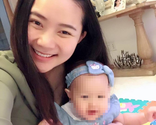 模特兒潘如草與幼女。（圖源：互聯網）