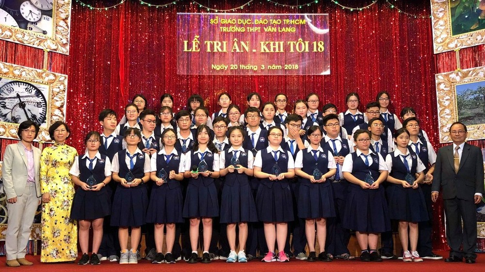 文朗學校在第二分校會場隆重舉行的“當我18歲知恩”儀式。