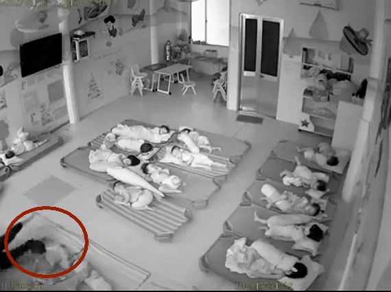 小男孩連續被兩名幼兒老師用腳踢到等施暴行為。（圖源：監控視頻截圖）