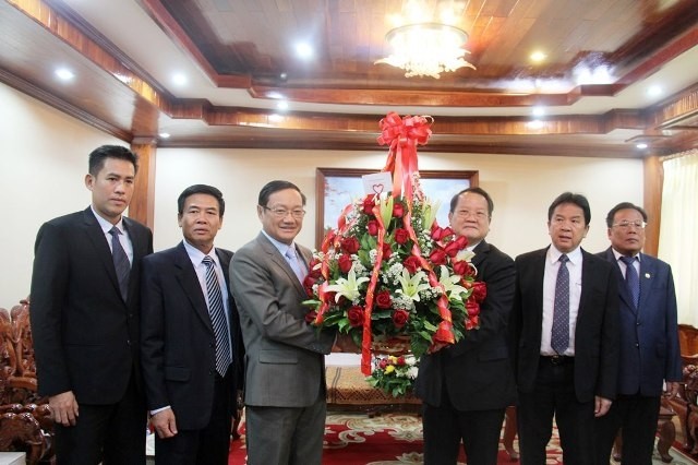 我國駐老撾大使阮伯雄(左三)轉贈阮富仲總書記向老撾總書記、國家主席本揚‧沃拉吉的祝賀花籃。