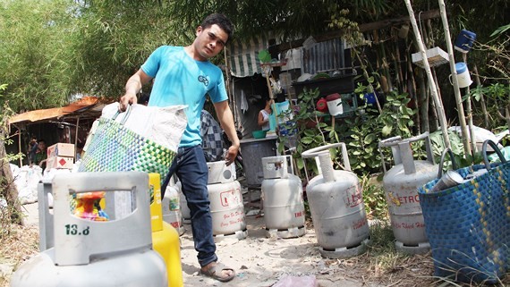 經筆錄後沒收21瓶48公斤裝瓦斯、20瓶14公斤裝瓦斯和近1000個小型瓦斯瓶。