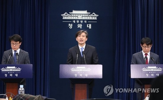 3月22日，在青瓦台春秋館，韓國總統府青瓦台民政首席秘書曹國（中）舉行記者會公佈修憲案。 （圖源：韓聯社）