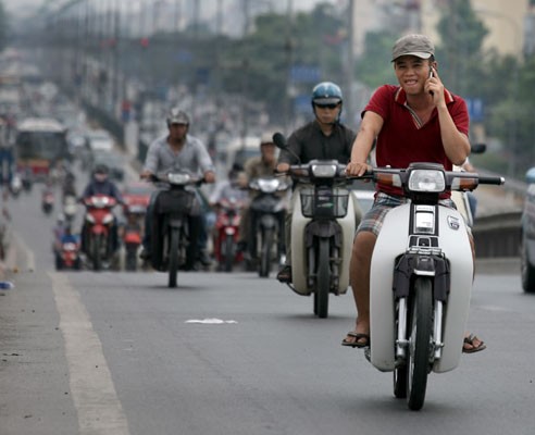 邊騎車邊聽電話是十分容易造成 交通事故。