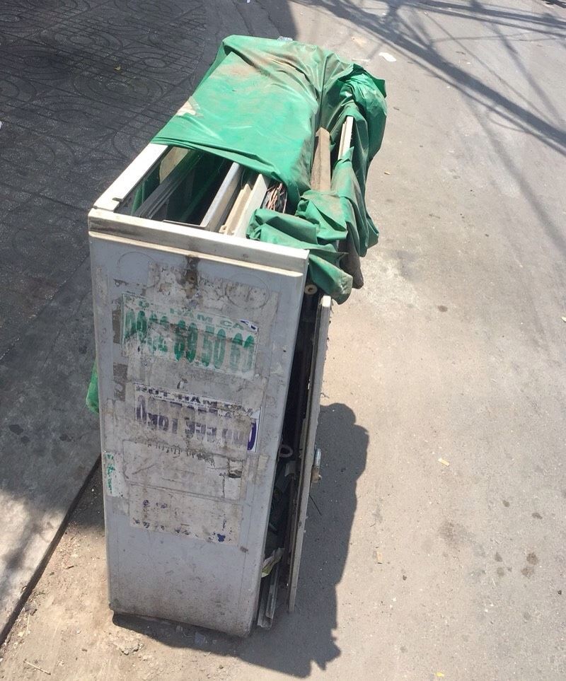 電箱成了極其危險的路障。