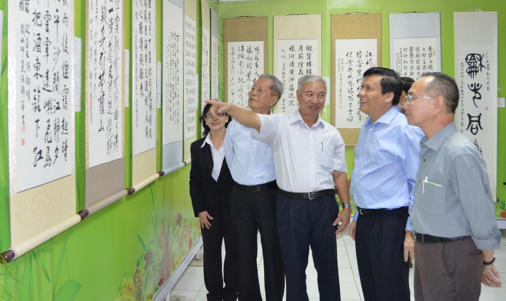 嘉賓參觀華人書法與水墨畫展。