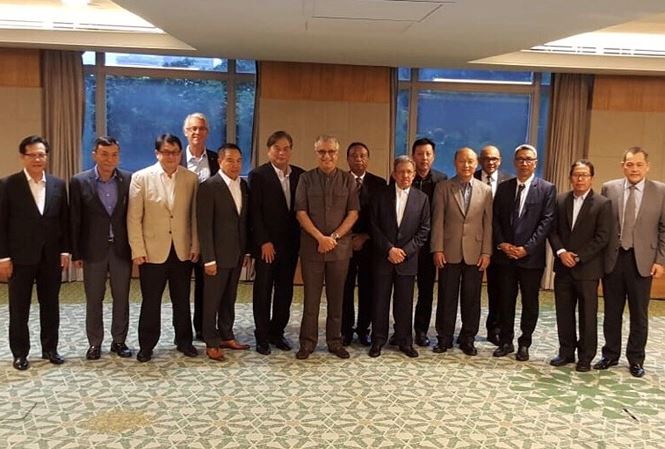 亞足聯（AFC）主席薩爾曼在馬來西亞吉隆坡與東南亞足協（AFF）各成員代表合照。