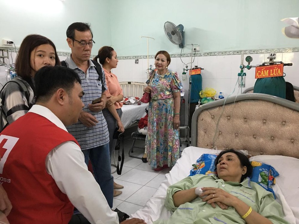 市紅十字會代表到醫院慰問傷者。