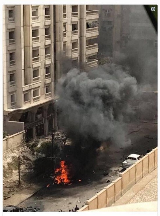 汽車爆炸現場，造成至少1人死亡、4人受傷。（圖源：互聯網）