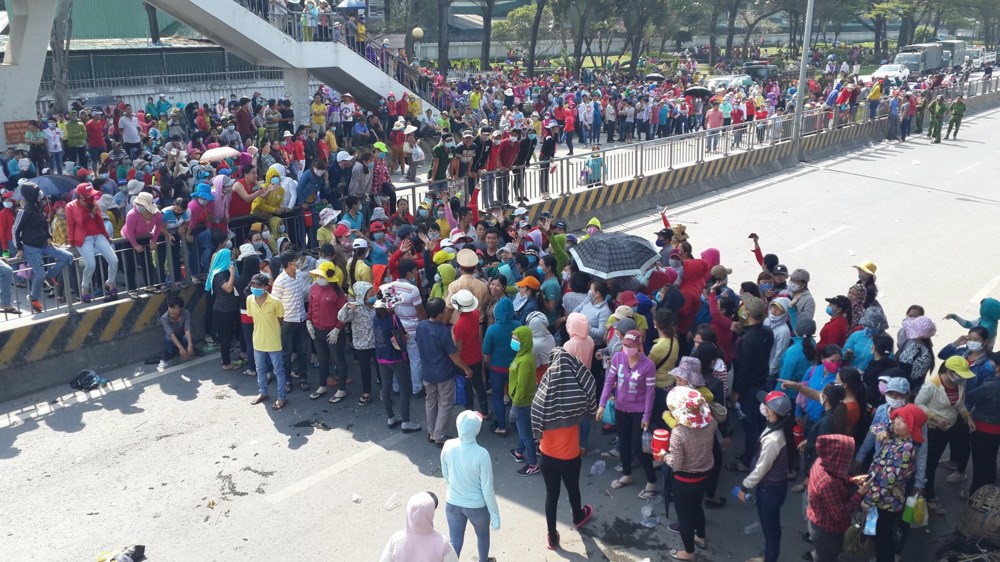 越南寶成有限責任公司的上千名工人在公司大門前及湧向1K國道罷工，以反對該公司宣傳有關制定新的薪資等級，導致該路段交通受阻。（圖源：黎琳）