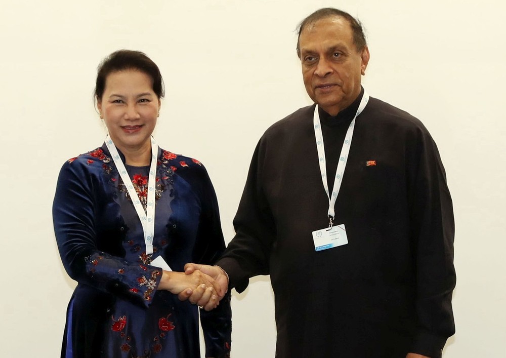 國會主席阮氏金銀會見斯里蘭卡議會議長卡魯‧賈亞蘇里亞。（圖源：仲德）