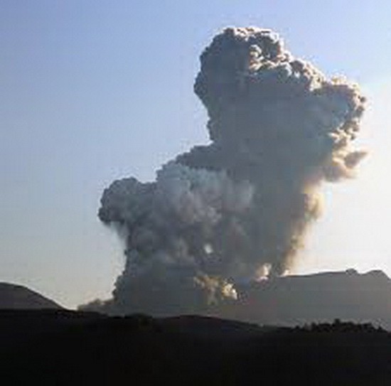 日本新燃岳火山當地時間3月25日上午再度噴發。（圖源：互聯網）