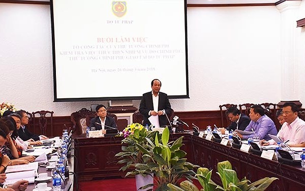 梅進勇部長(中右)在會議上發表講話。