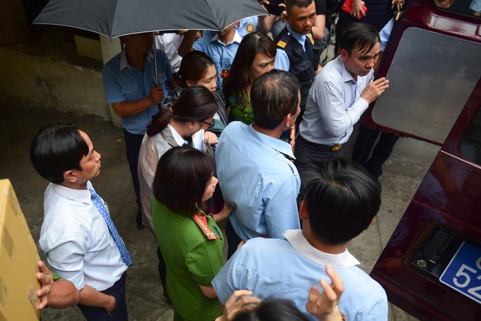 Eximbank的兩名員工被押進特種警車。（圖源：友順）