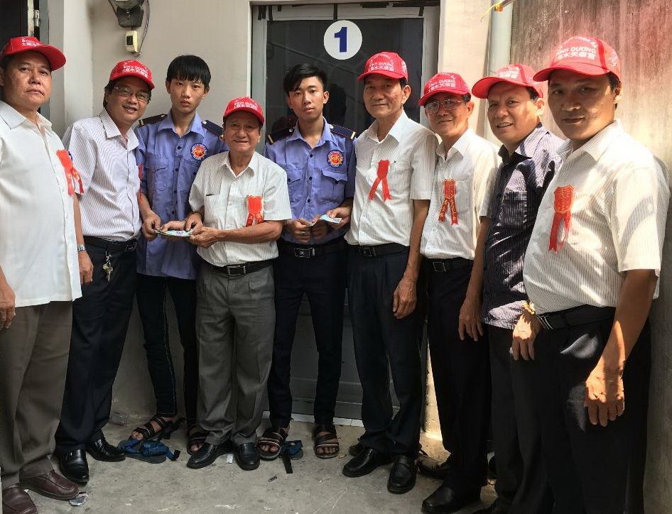 土龍木天后宮理事會親臨兩名保安的出租住房向其贈送鼓勵金。