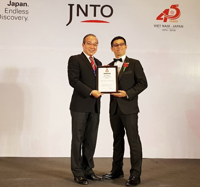 華人企業家徐貴成（左）領取獎項。