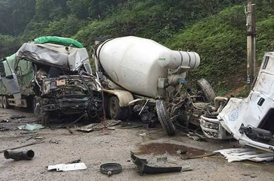 事故發生後，兩輛肇事車輛橫臥，卡住2號國道流通車道，，致使該路段出現交通堵塞情況。
