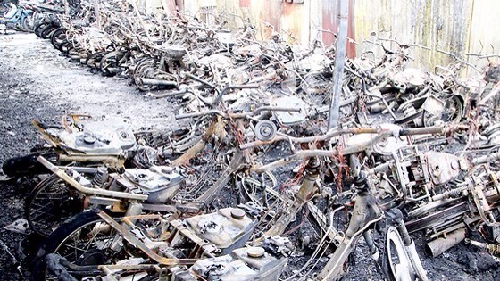 第八郡第四坊高魯街上某存車場在火警後現場，瘡痍滿目。