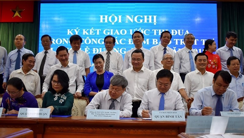 全市24郡、縣出席確保街道和人行道秩序工作競賽協議簽署會議。(圖源:友元)