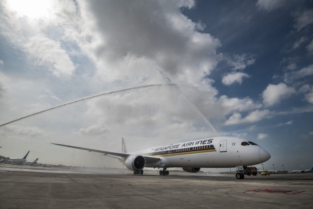 新加坡航空波音787-10客機飛抵新加坡,並接受水門歡迎儀式。(圖源:互聯網)