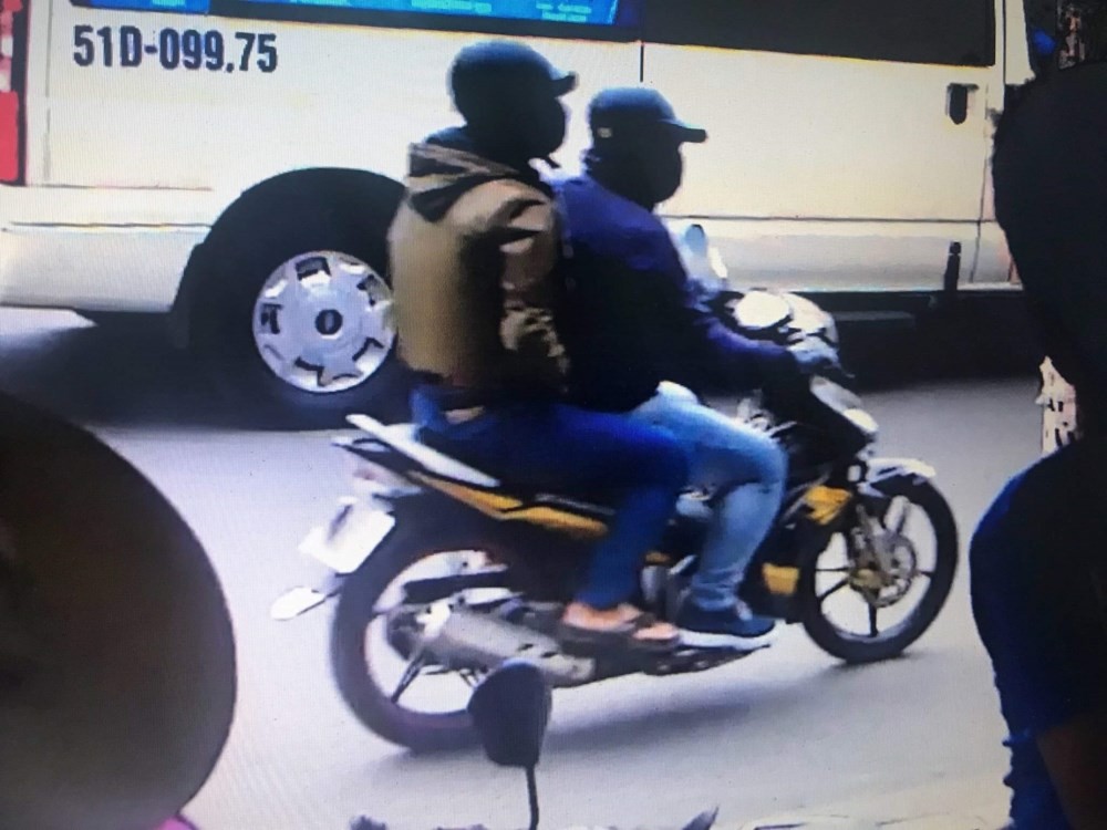 兩名歹徒搶劫銀行不遂潛逃。（圖源：監控視頻截圖）