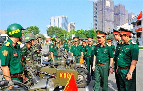 越南人民軍副總參謀長吳明進少將(右三)檢查市司令部的戰備工作。(圖源:晉芝)