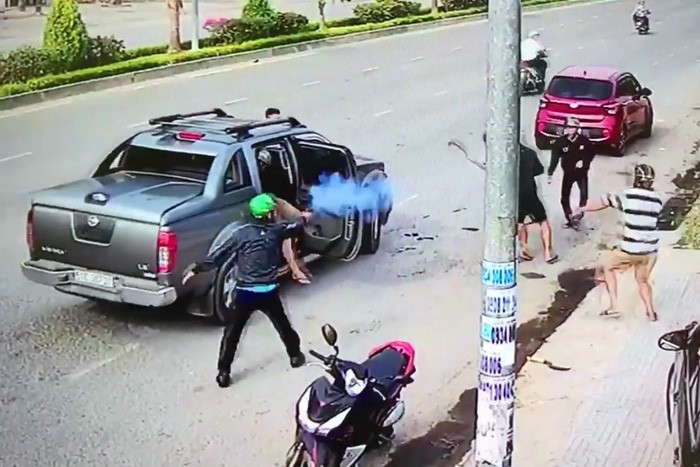 該起互相開槍、砍殺事件。(圖源:監控視頻截圖)