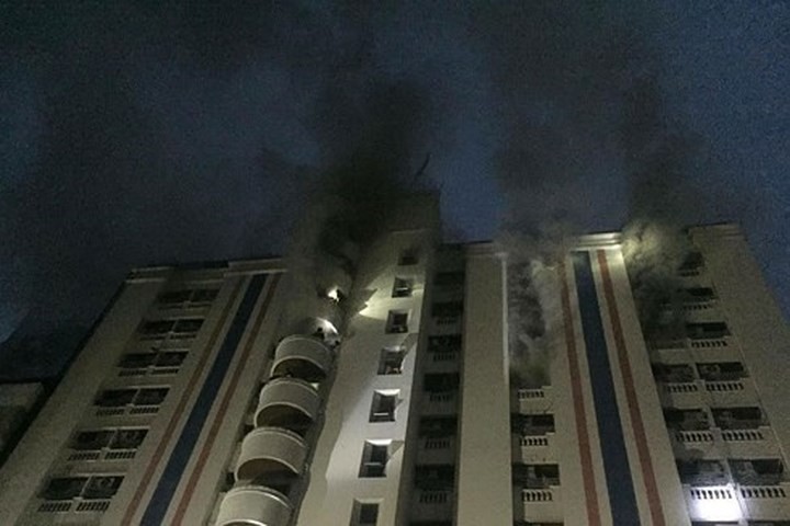 泰國首都曼谷市中心一幢舊公寓3日凌晨2時40分發生火警,至少造成3人死亡,60多人受傷。(圖源:VOV)