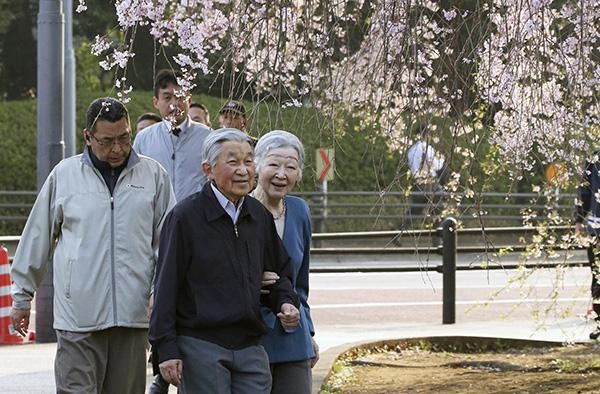 日本政府3日召開內閣會議,正式批准了天皇退位和皇太子即位相關儀式的基本方針。圖為日本明仁天皇偕美智子出門散步,觀賞櫻花享受春日好時光。(圖源:互聯網)
