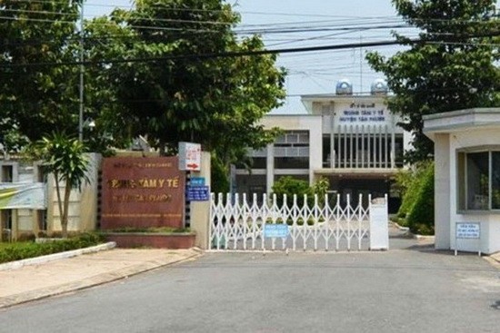 發生墜胎藥誤發事件的前江省新福縣醫療中心大門一瞥。（圖源：阮國）