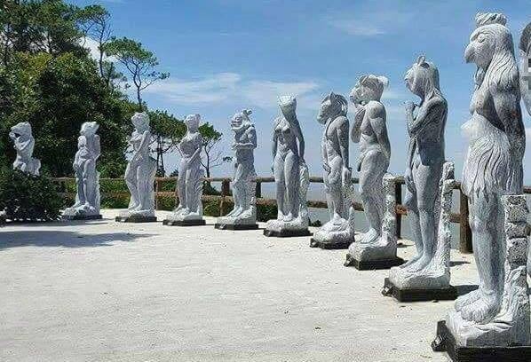 最近網民對在海防塗山郡跡嶼旅遊區在戶外陳列的一套十二生肖像表示十分反感。（圖源：Vietnamnet）