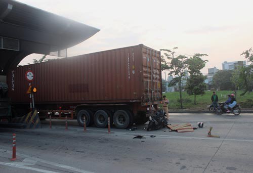 日前,第九郡河內公路發生一宗摩托車駕駛者撞向集裝箱車尾死亡的交通事故。
