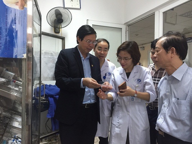 河內市衛生廳專責人員在檢查聖保羅醫院的藥物保存保管情況。（圖源：PV）