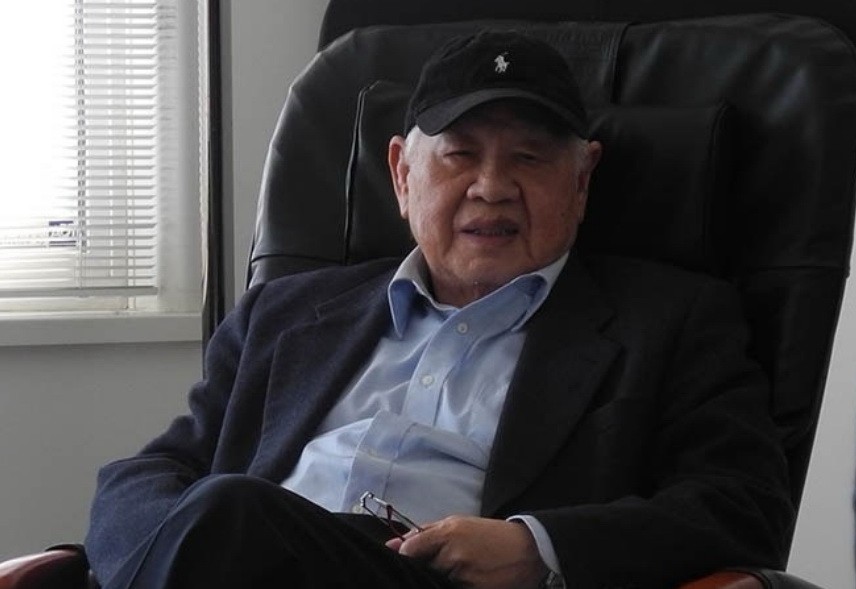 知名詩人洛夫生前照。（圖源：维基百科）