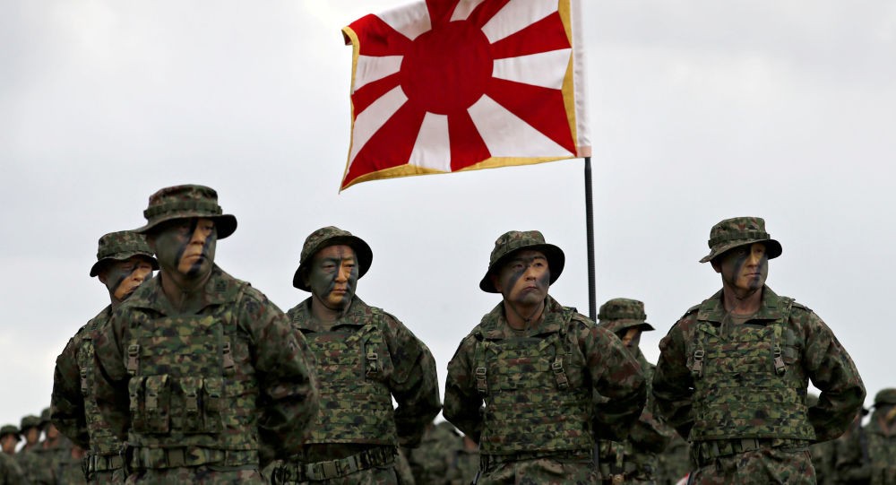日本“水陸機動團”屬於陸上自衛隊於7日在九州島上舉行成立儀式。（圖源：路透社）