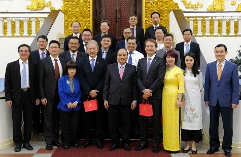 政府總理阮春福新與加坡投資商代表團合照。(圖源:光孝)
