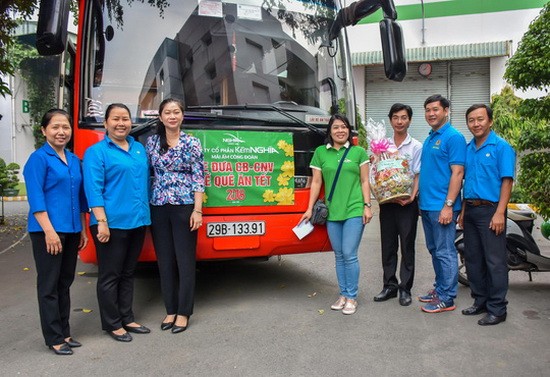新平郡工會在春節時組辦送工人回鄉過年班車。