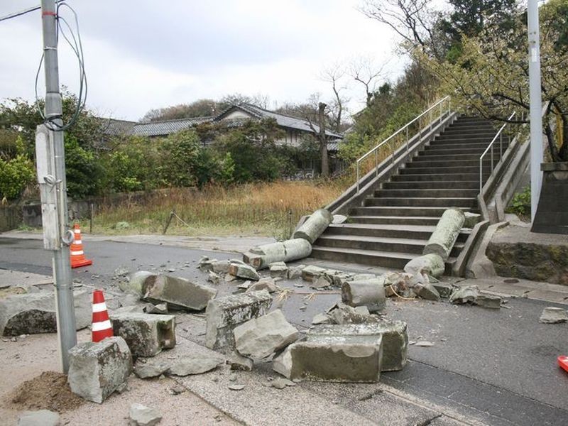 日本島根縣當地時間9日凌晨1時32分發生里氏6.1級地震,有建築物與道路受損。(圖源:路透社)