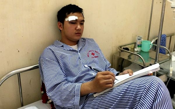 遭行兇的醫生還在住院接受治療。（圖源：VOV）