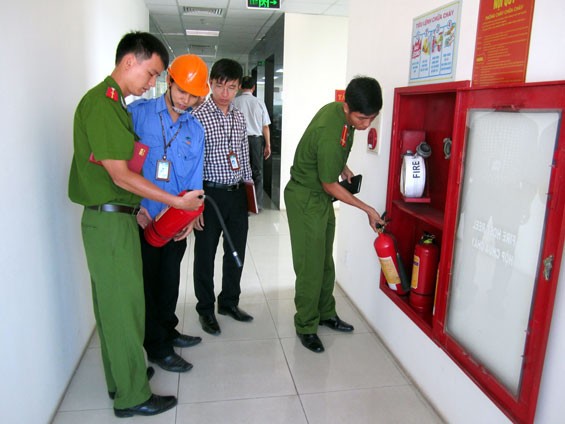 公安部門檢查各公寓的消防工作。