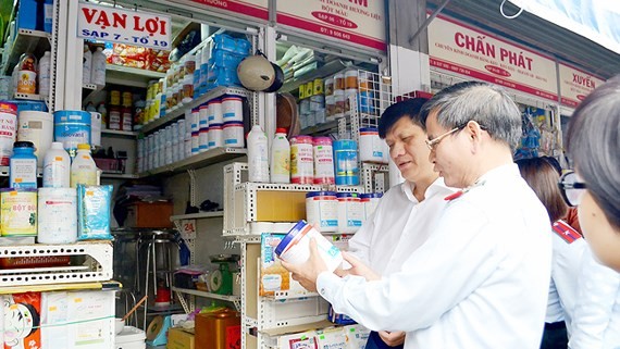 職能機關檢查金邊市場的食品色素經營情況。