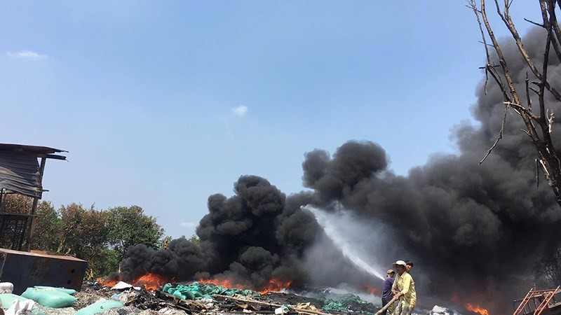 火勢猛烈、濃煙滾滾的廢料堆火警現場。（圖源：H.Tâm）