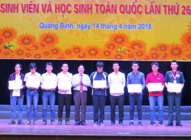 9名出色大學生榮獲教育與培訓部頒發獎狀。（圖源：越通社）