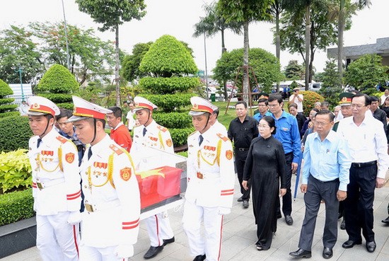 阮文追烈士遺骸獲移葬至市烈士陵園的安葬儀式一瞥。(圖源:寶儀)